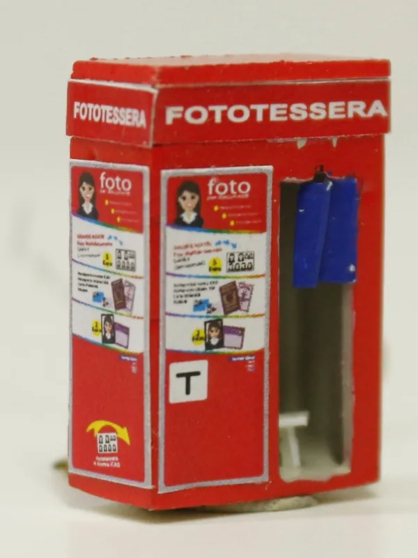 832DM HO Cabina fototessera italiana montata colorata e illuminata scala 1 87 Offerta Del Giorno